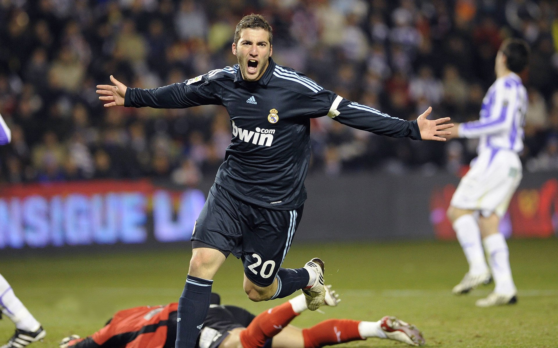 日本队在亚洲杯中表现亮眼，冲击金牌